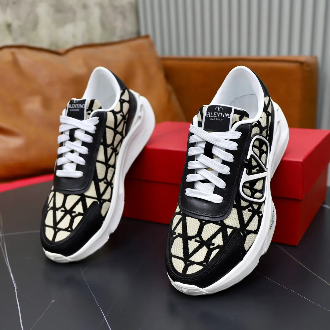 Ex-factory price: 460💰VALENTINO/Valentino 2025s men's latest low-top thick-soled sports shoes are shipped. Made with heavy industry, men's fine casual sports shoes, versatile style. Original leather, rubber lines embellished with geometric segmentation uppers, hand-sewn, novel and fashionable, rubber soles with rivet details on the front and back, VALENTINO GARAVANI LOGO printed on the side, and Valentino Garavani decorative inlay on the tongue. Logo, comfortable, breathable and durable on the feet! Comes with full original packaging! Code number: 38-39-40-41-42-43-44 (45 can be customized)